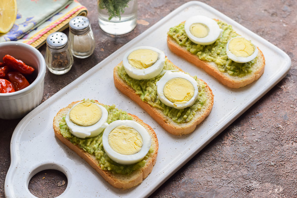 бутерброды с авокадо и яйцом рецепт с фото 7